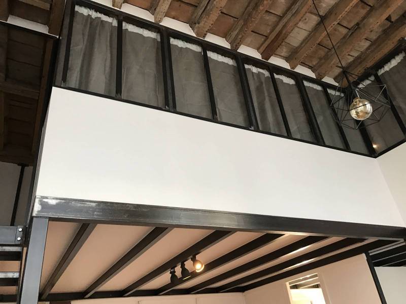 Mezzanine métallique et escalier en acier dans un studio Lyonnais