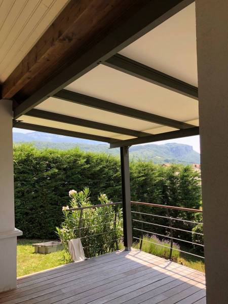 Pergola en acier sur terrasse à Coublevie en Isère