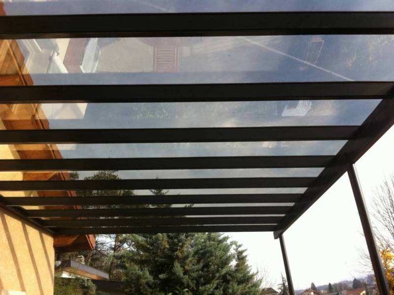 Pergola en acier avec vitrage fumé à Lyon