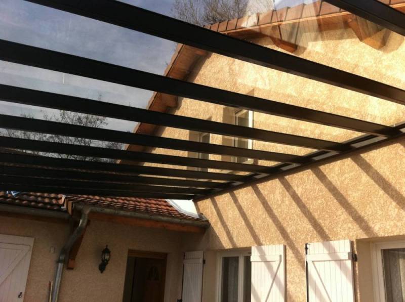 Pose d'une pergolas sur mesure en acier fumé pour une maison à Lyon