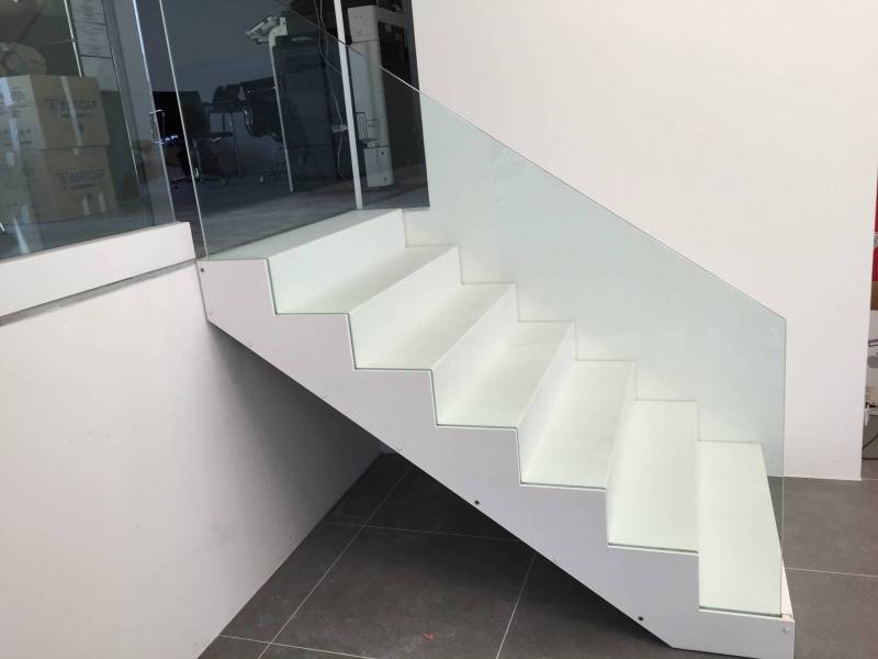 Escalier sur mesure haut de gamme en blanc avec garde corps en verre à Chambéry