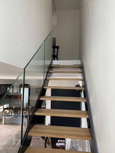 Escalier en acier et marche en bois sur mesure avec garde corps en verre à Chambéry