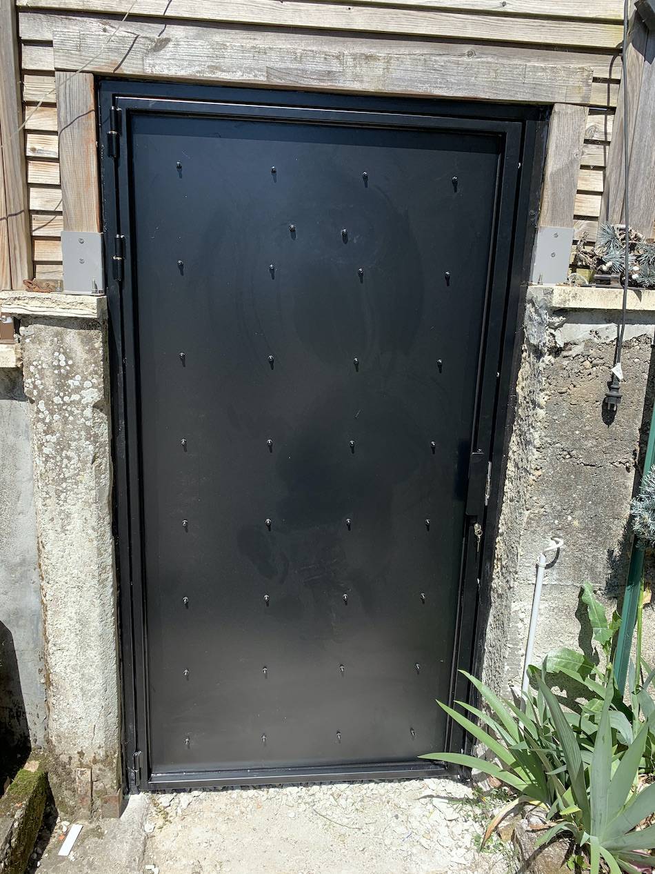 Porte extérieure  battante noir en acier